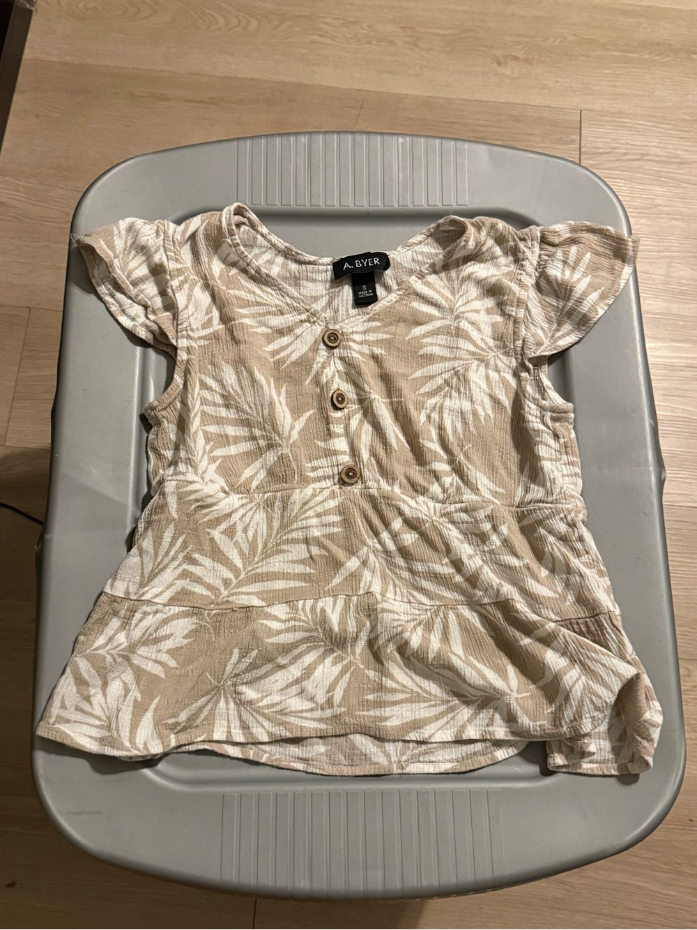 A. Byer Beige and White Palm-Print Flutter Sleeve Top